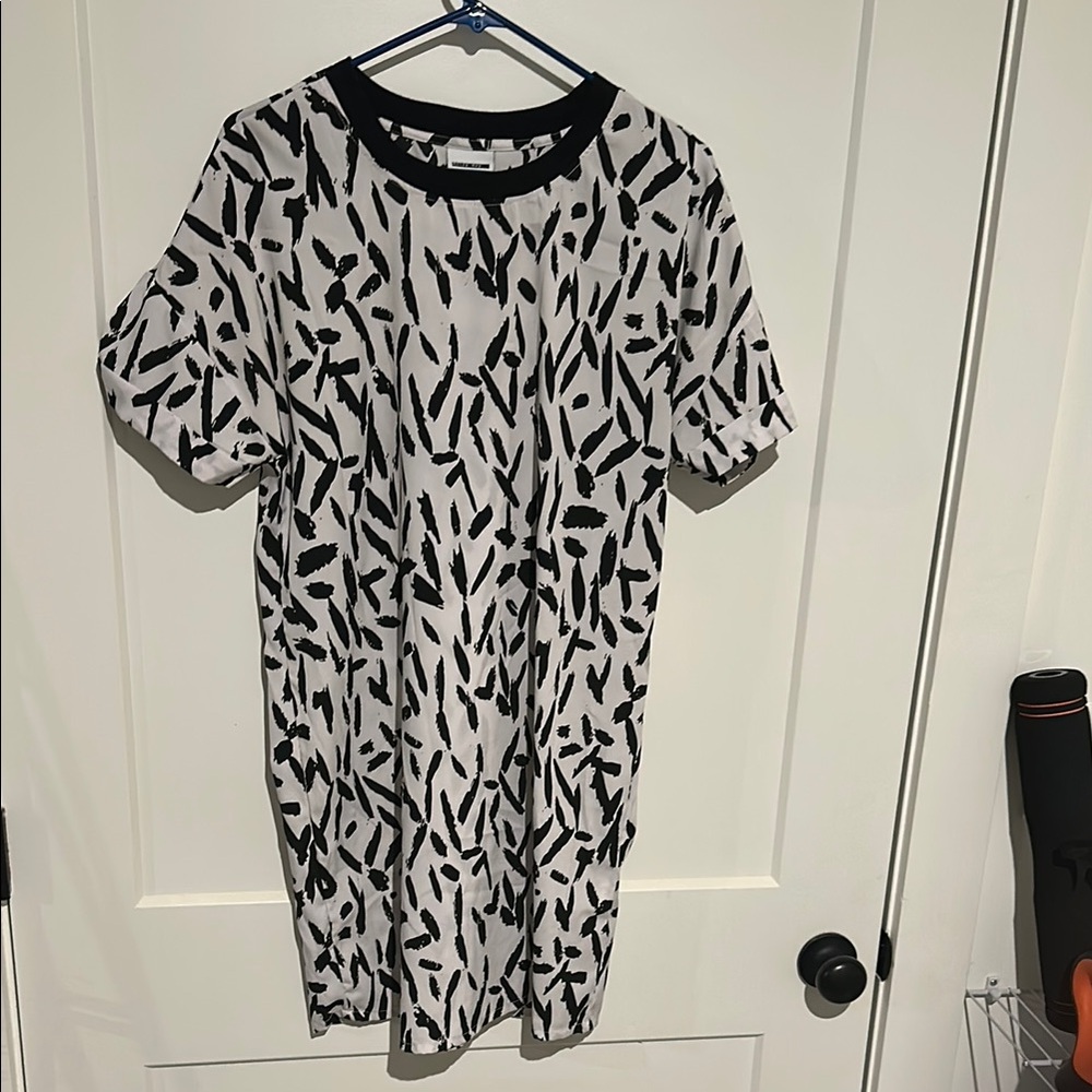 Noisy May Black and White Mini Dress with Puff Sleeves for Casual Wear